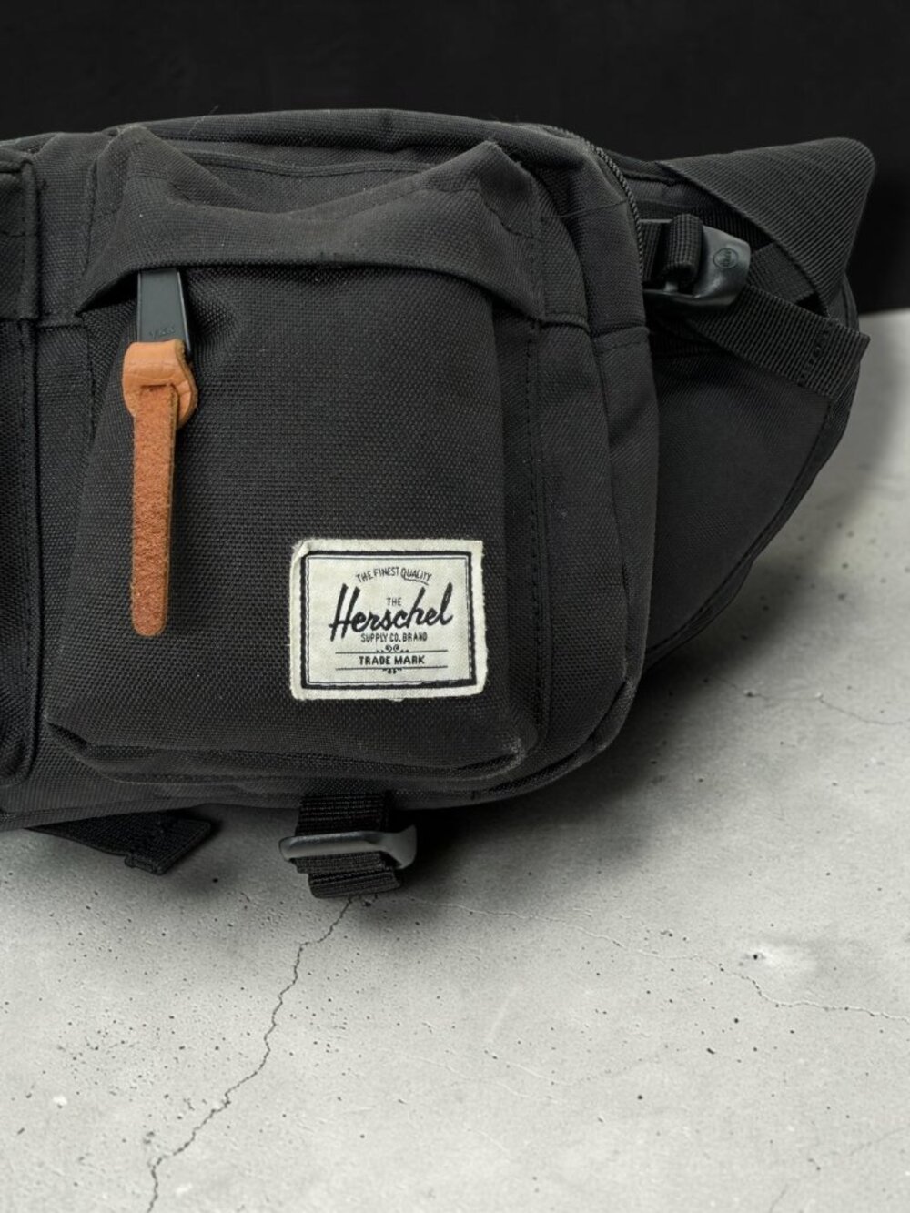 Herschel Supply Co Seventeen Black Canvas Hip Pack Sling Bag - Picture 2 of 4